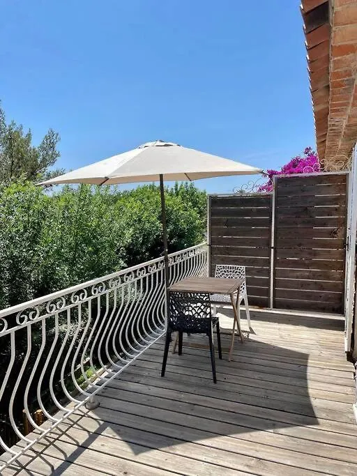Appartamento Grand Studio & Terrasse Privee Hyères Francia